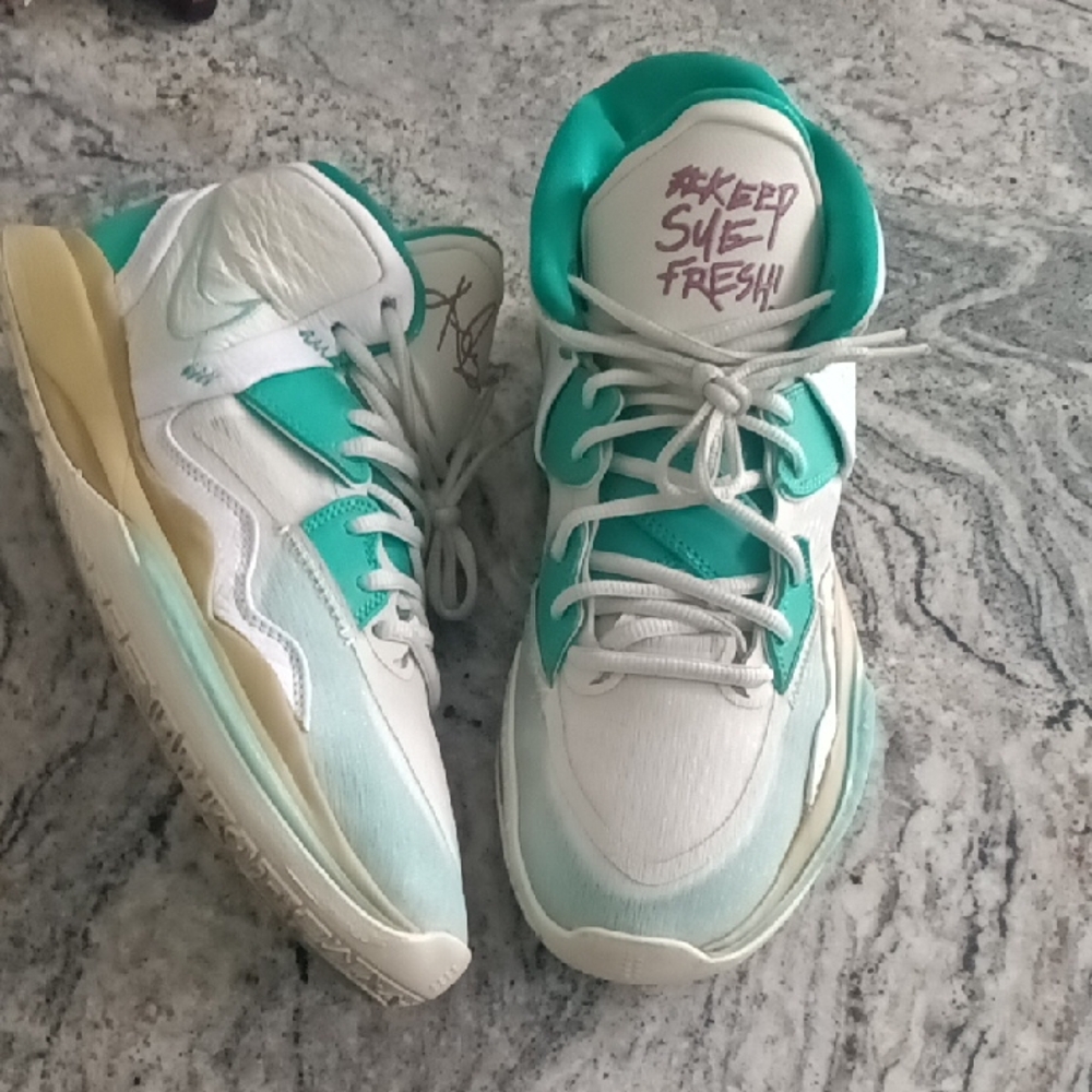 Men's Size 10.5 EUC Kyrie Irving Infinity Keeps Sue Fresh